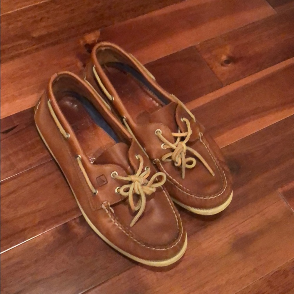 Lightly used sperry boat shoes!